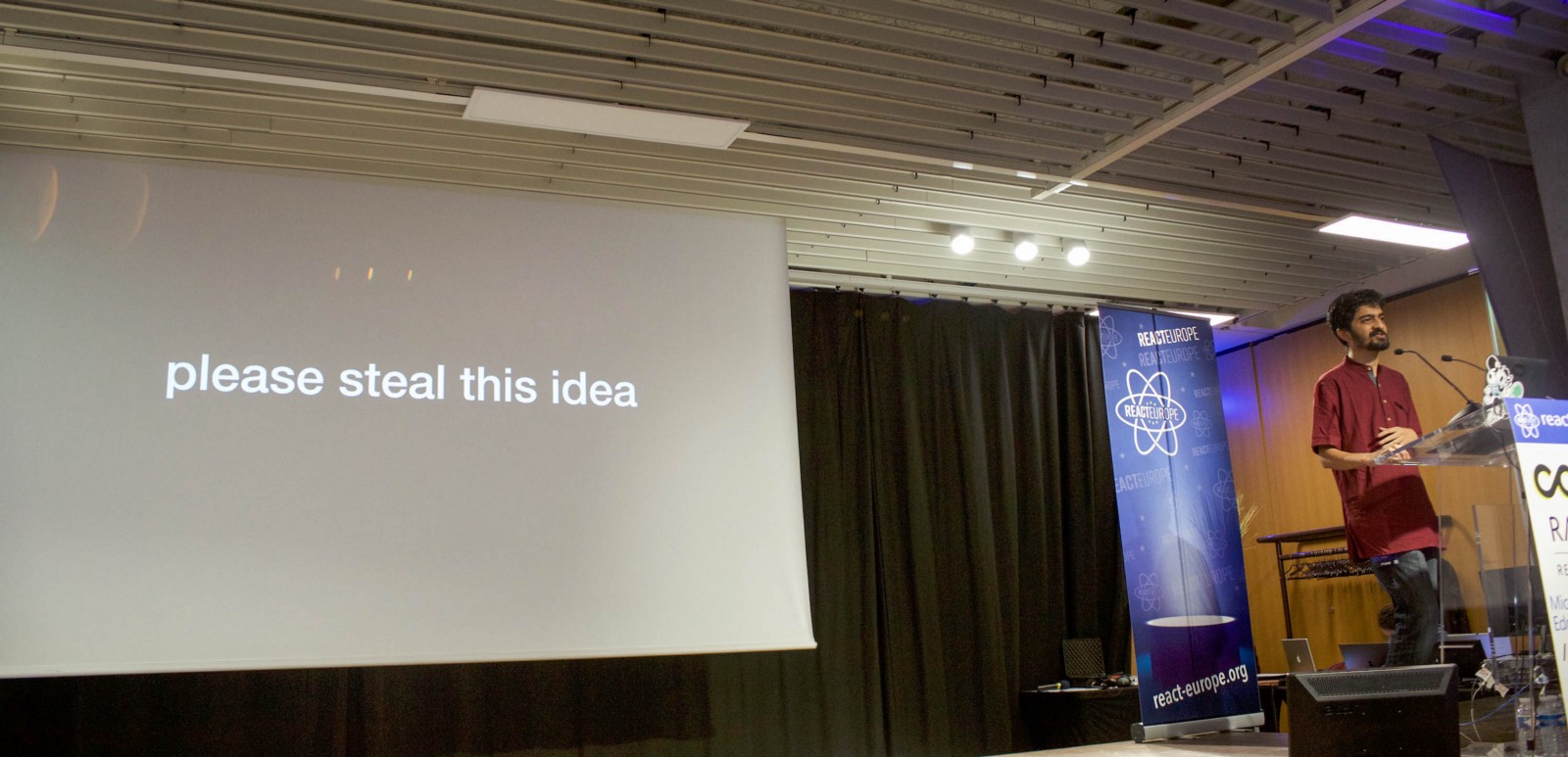 Sunil Pai with 'please steal this idea' on screen behind him - at ReactEurope 2018