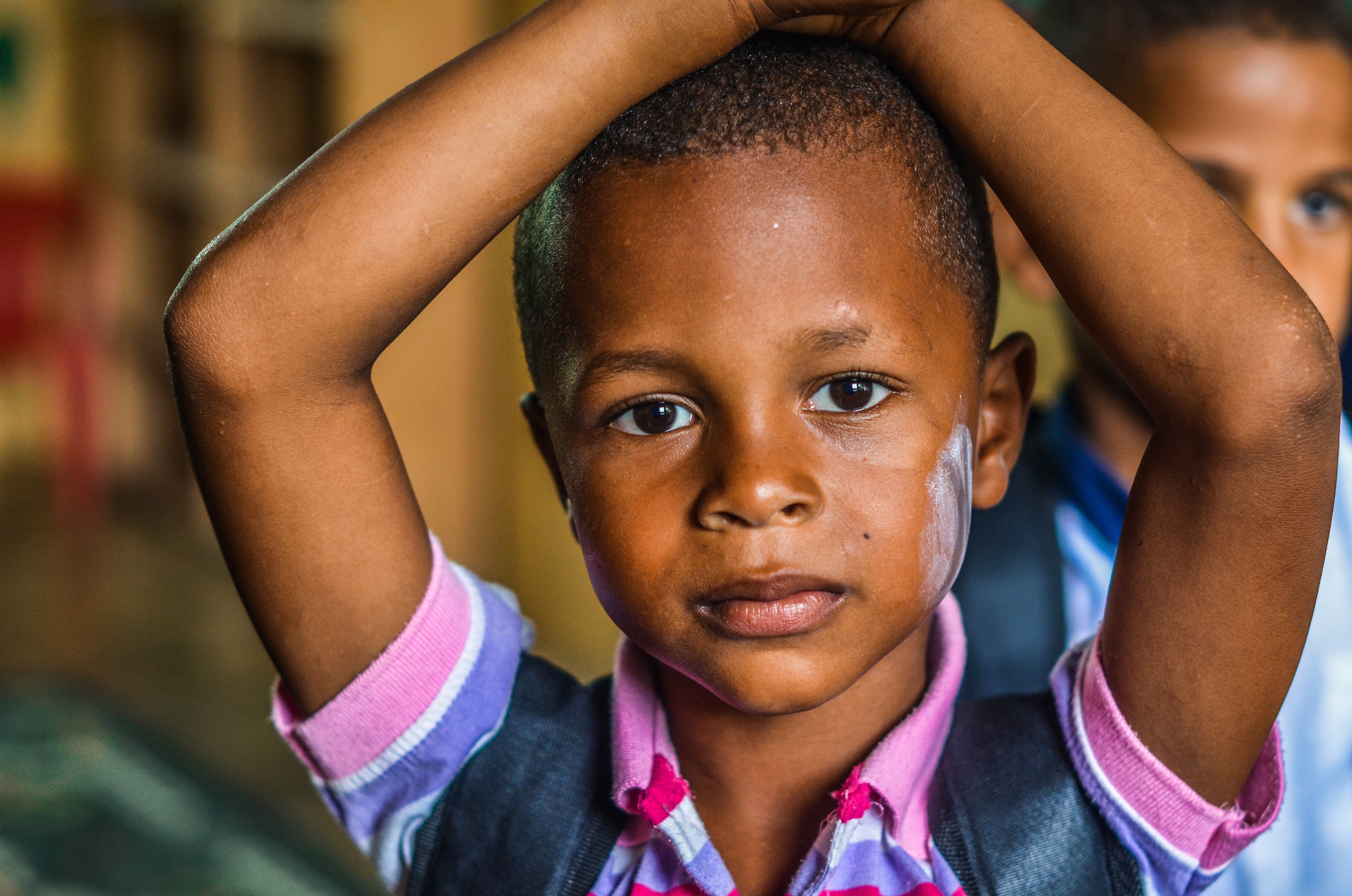 Ebony boy. Чернокожий мальчик. Маленький темнокожий мальчик. Темнокожий мальчик 7 лет. Чернокожий мальчик школьник.